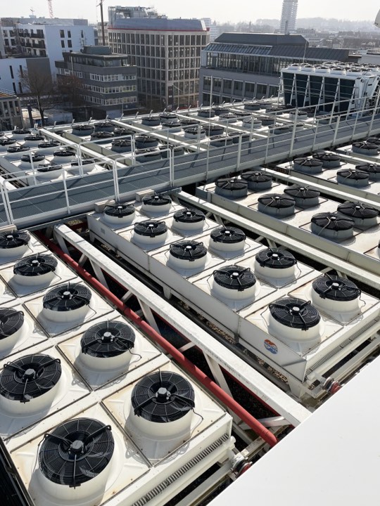 Große Industrie-Klimaanlage auf dem Dach der Telekom in Ulm